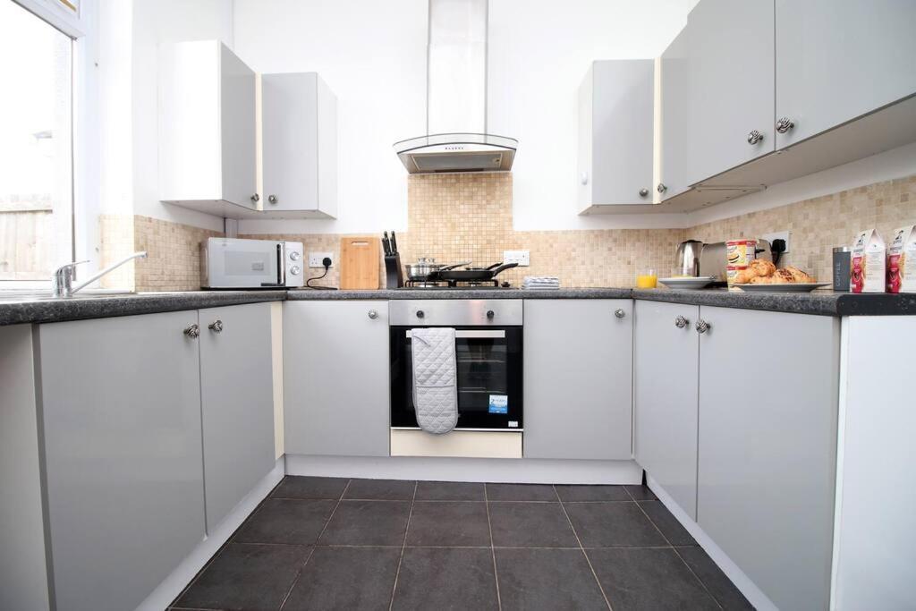 Villa Holiday House For 7 Guests, Free Wi-Fi & Self Check-In Explore Newport Exterior foto
