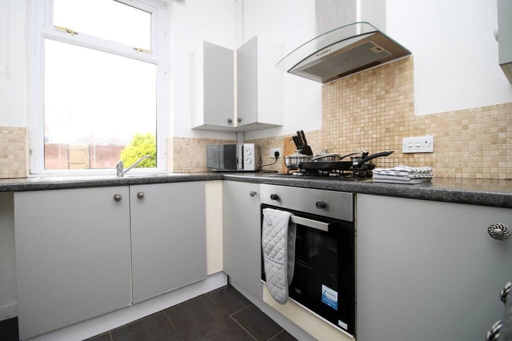 Villa Holiday House For 7 Guests, Free Wi-Fi & Self Check-In Explore Newport Exterior foto