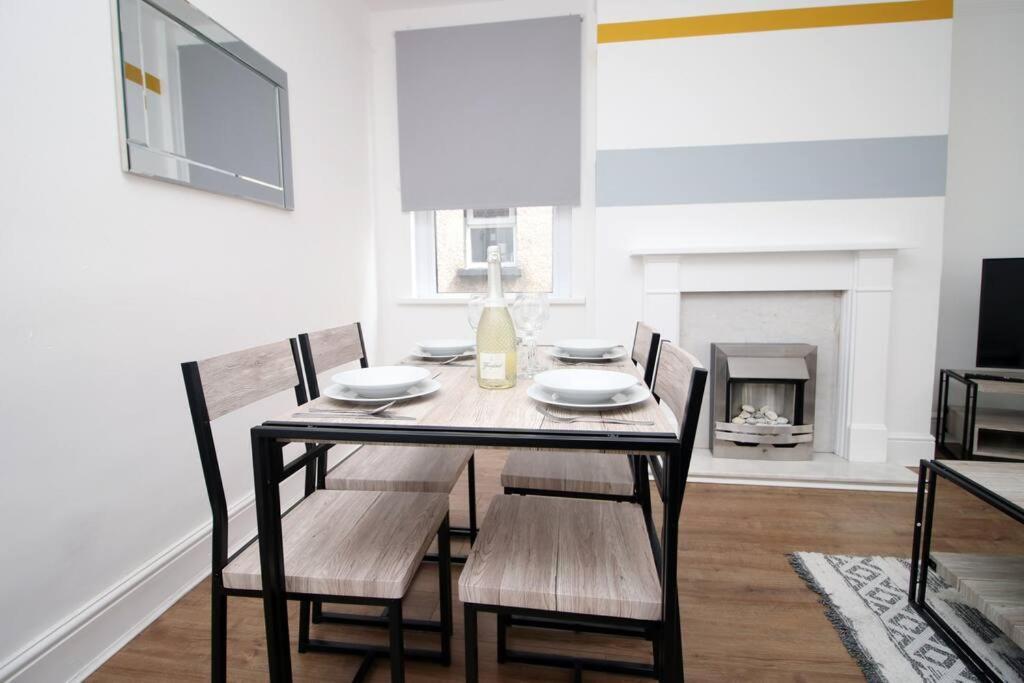 Villa Holiday House For 7 Guests, Free Wi-Fi & Self Check-In Explore Newport Exterior foto