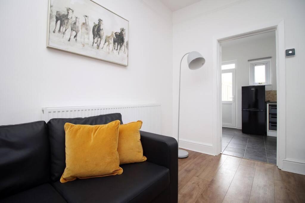Villa Holiday House For 7 Guests, Free Wi-Fi & Self Check-In Explore Newport Exterior foto