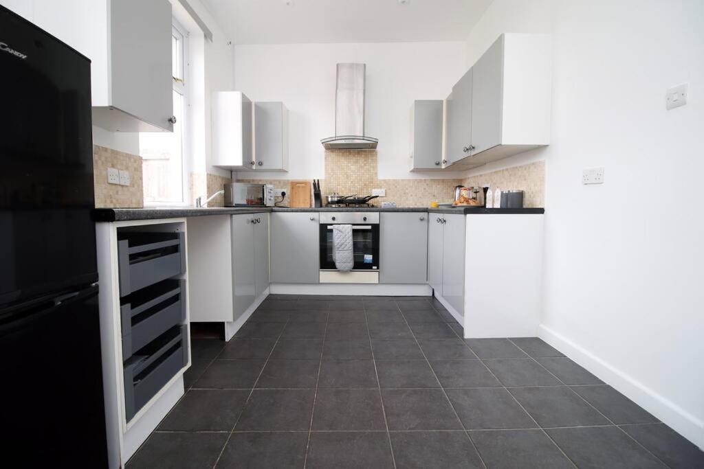 Villa Holiday House For 7 Guests, Free Wi-Fi & Self Check-In Explore Newport Exterior foto
