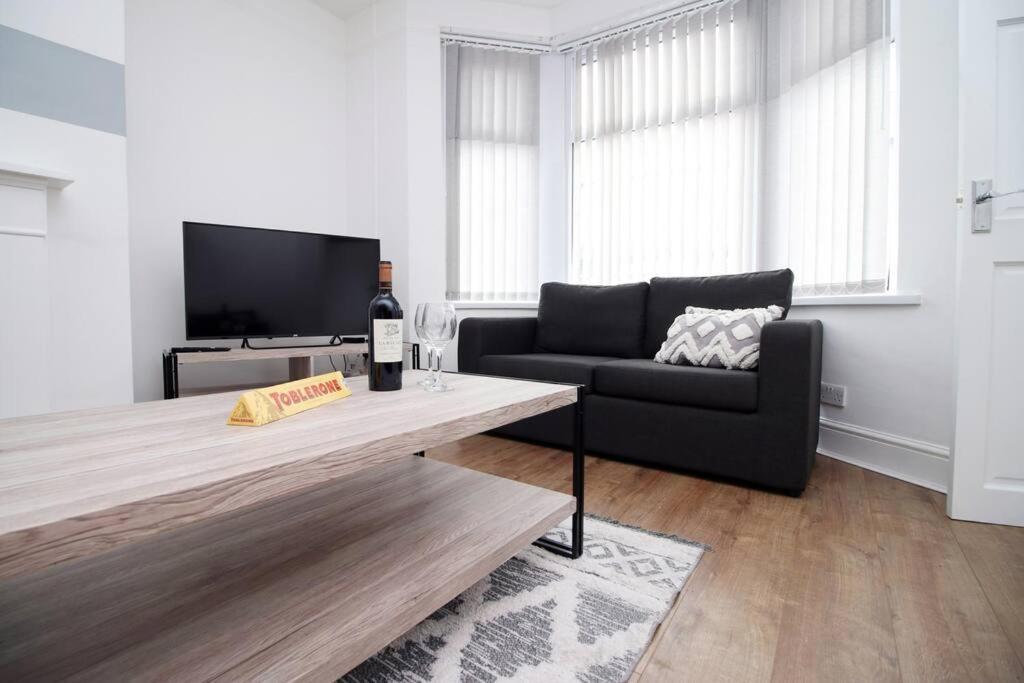 Villa Holiday House For 7 Guests, Free Wi-Fi & Self Check-In Explore Newport Exterior foto